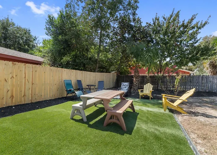 Private Patio, King Bed, Desk, Fenced Yard Access, Dogs Stay Free, 8 Mi To Pensacola Beach, In-Unit Washer And Dryer