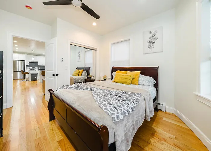 4Br Worcester Family Apt - Spacious Kitchen - Near Parks & Dining - Summer Ready 16-1