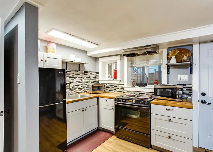 3 Mi To Puget Sound: Lakefront Gem W/ Patio!