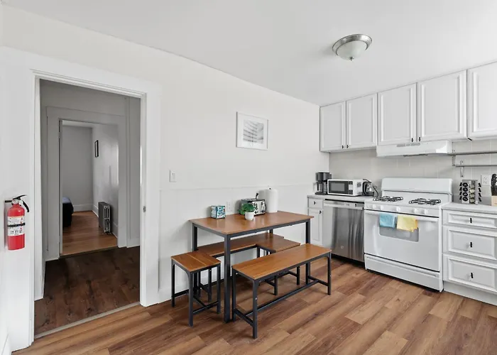 Newton Newly Renovated 3Br Apt