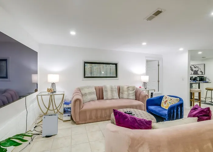 1 Mi To The Metro! Centrally Located Apt Near Dc