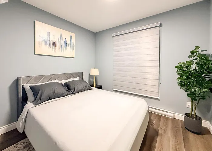 Designer 2Br Suite - Steps To Vic Hospital - Wortley