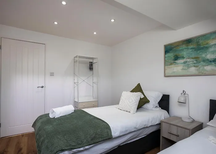 Woodfield Cottage Crawley 3 Bedroom Parking,Wifi,Garden, Nearby Gatwick Airport, Contractor Friendly, Temporary Relocations, Business Travellers, Families