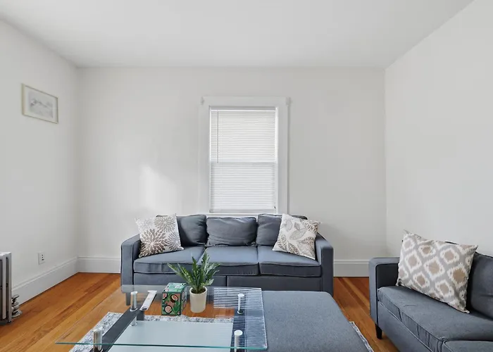 Newton Newly Renovated 3Br Apt