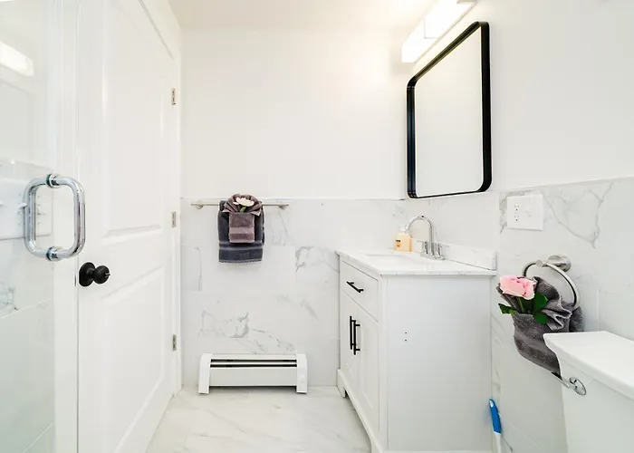 4Br Worcester Family Apt - Spacious Kitchen - Near Parks & Dining - Summer Ready 16-1