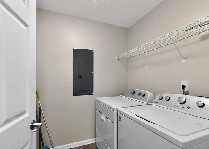 Comfy Stay With Patio And Laundry Near Atlanta