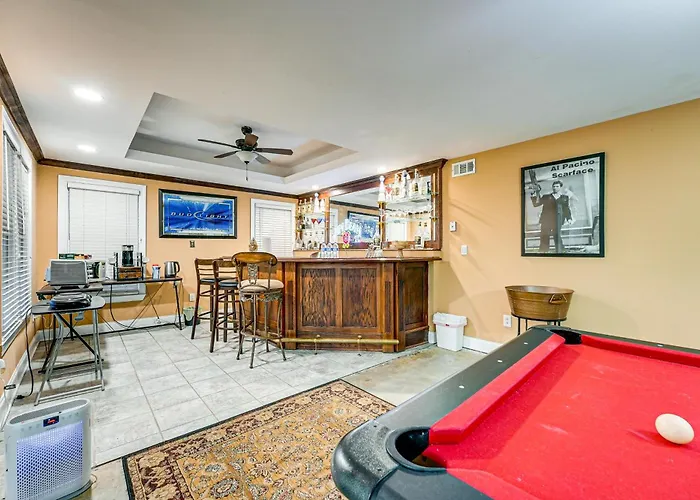 Tasteful Unit W/ Pool Table: 7 Mi To Lake Altoona!