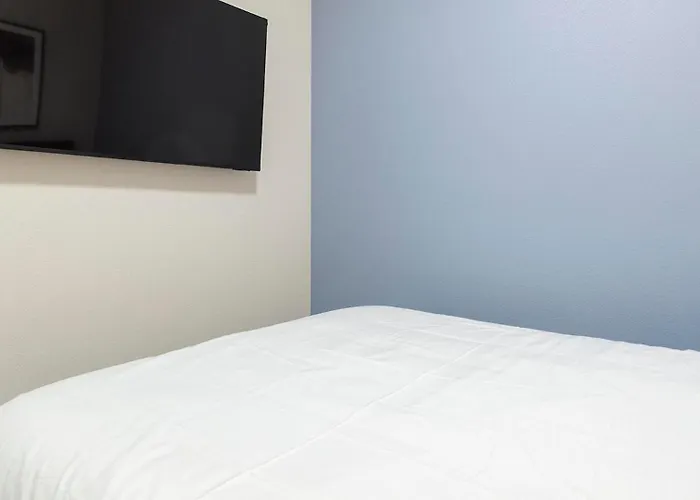 Landing Apartments - 2720 S Federal
