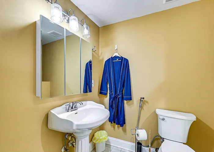 Tasteful Unit W/ Pool Table: 7 Mi To Lake Altoona!