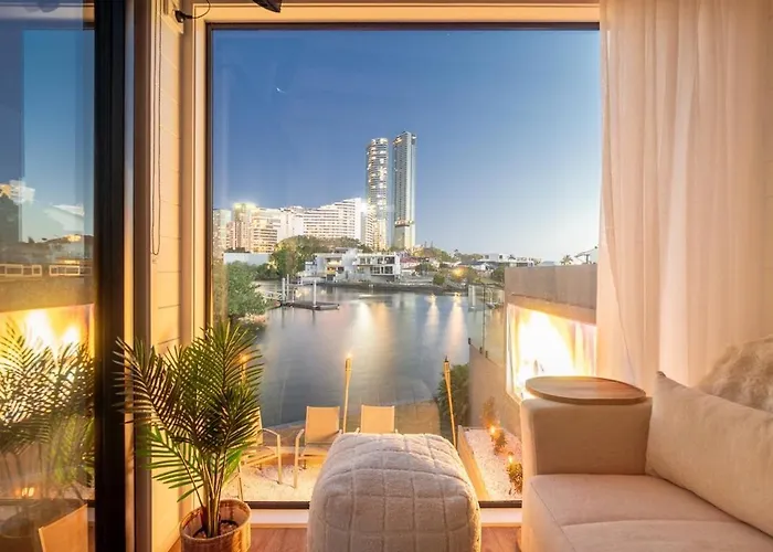 Tiny Home In The Heart Of Broadbeach-River Views!