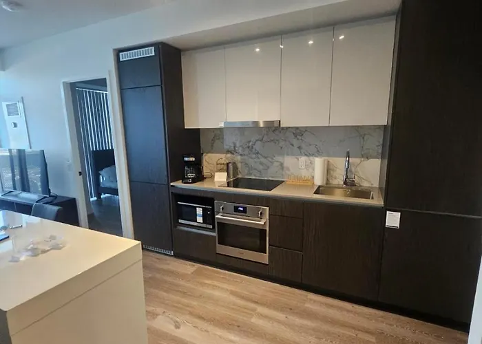 Luxury 2 Bed Apartment In Vaughan Near Wonderland!