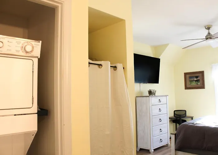 The Jr. Suite At 205 Royal Poste Rd.