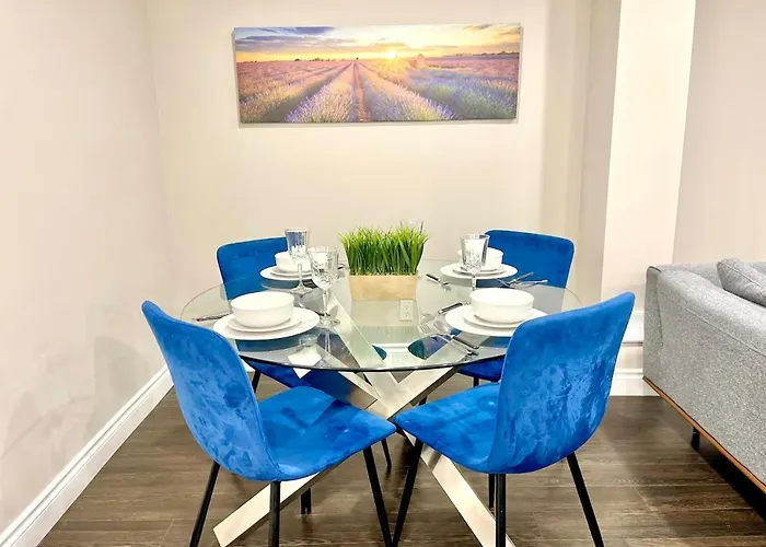 Violet Escape Modern Apt 1B 1B, Kitchen, Parking