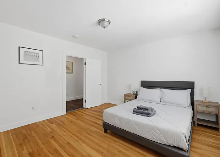 Cozy&Spacious 6Br Home In Newton