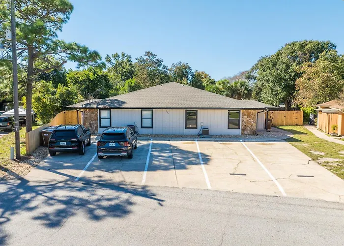 5 Beds Including A King, Private Patio, Fenced Yard Access, Dogs Stay Free, 8 Mi To Pensacola Beach, In-Unit Washer And Dryer
