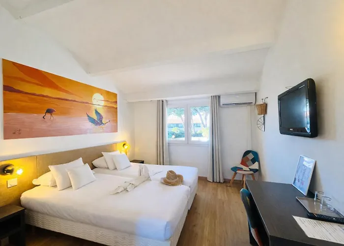 Artemia Aigues-Mortes - Hôtel avec piscine - Bornes électriques - Parking privé - Local vélo-moto
