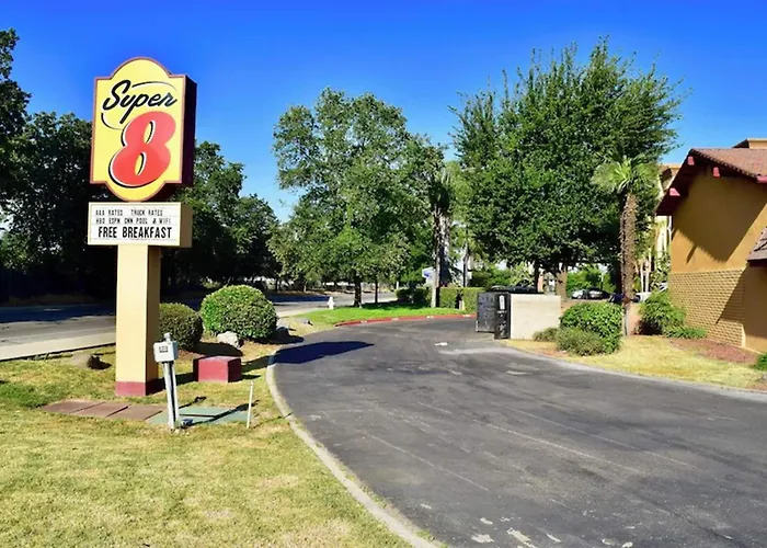 Super 8 By Wyndham Visalia