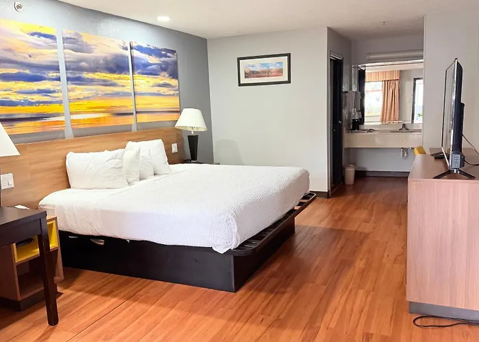 Days Inn & Suites By Wyndham Winnie