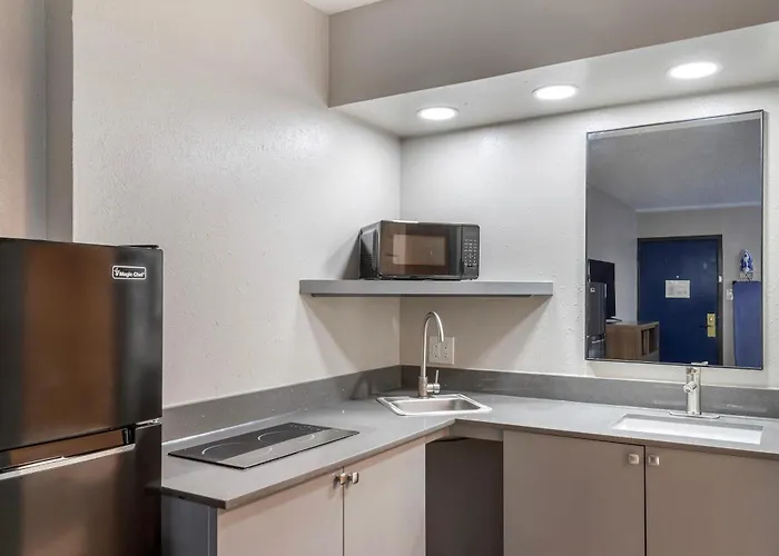 Days Inn By Wyndham Victoria Tx East