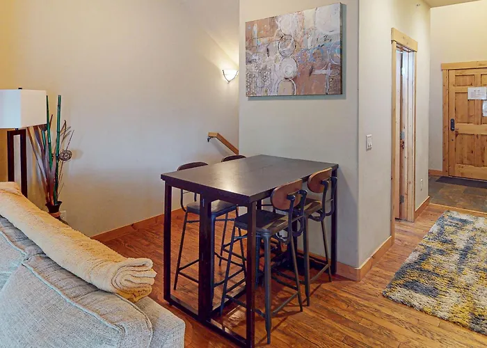 Urban Mountain Getaway & Alpenglow Chalet