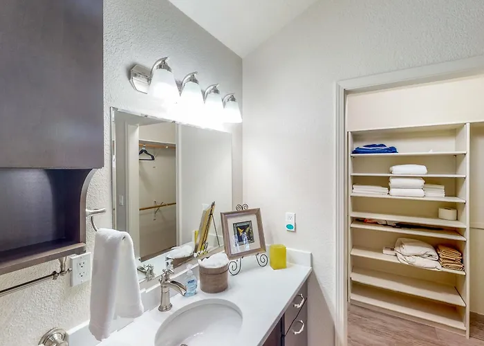 Work & Play! Spacious Lake-View Home In Greeley