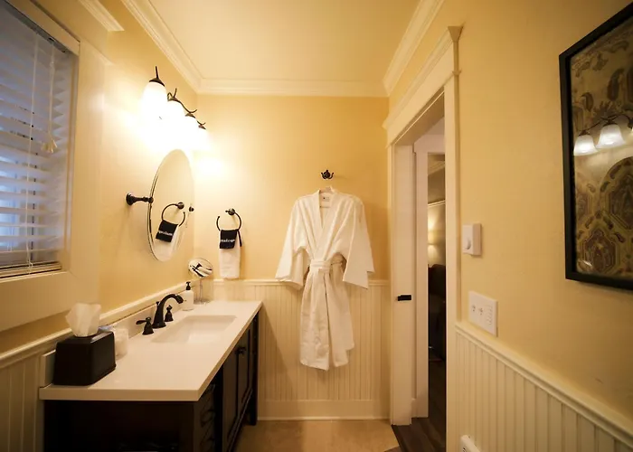 Redtail Inn - 3 Suites Sleeps Up To 12