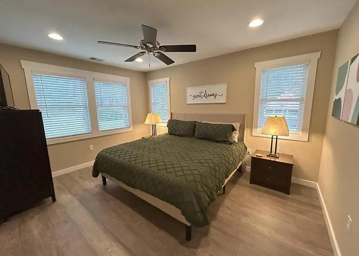 Urban Retreat Downtown Gem, Walk Everywhere, Custom Bunk Room, Hot Tub, Train & Mountain View, Near National Park Entrance