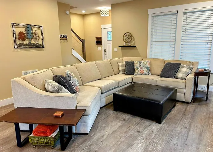 Urban Retreat Downtown Gem, Walk Everywhere, Custom Bunk Room, Hot Tub, Train & Mountain View, Near National Park Entrance
