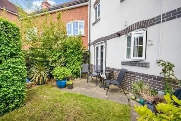 Chineham Town-House, Great For Group Get-Aways, Families & Contractors