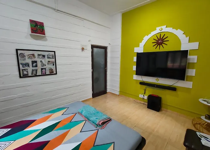 Seaface Bldg 1Bhk 0R 2 Bhk 0R Pvt Room Luxe Service Flat, Mumbai