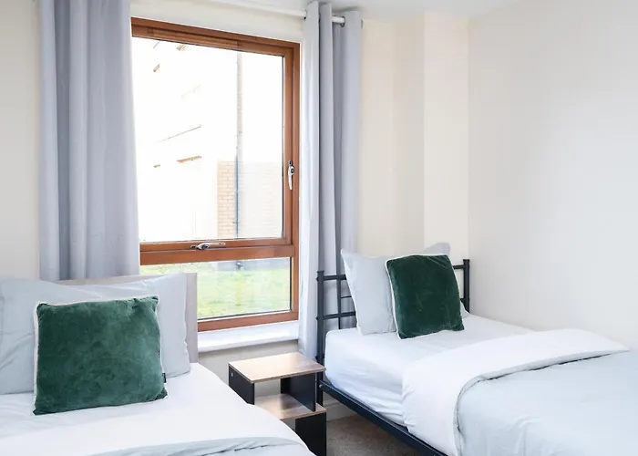 Crawley 2 Bed Flat With Parking