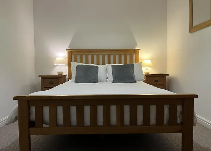 Chineham Town-House, Great For Group Get-Aways, Families & Contractors