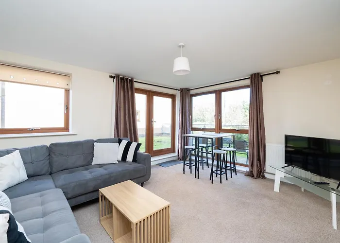 Crawley 2 Bed Flat With Parking