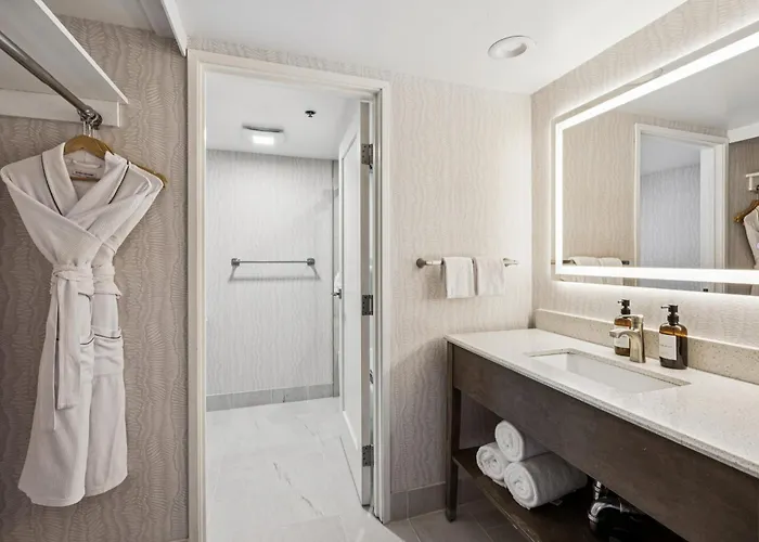 456 Embarcadero Inn & Suites