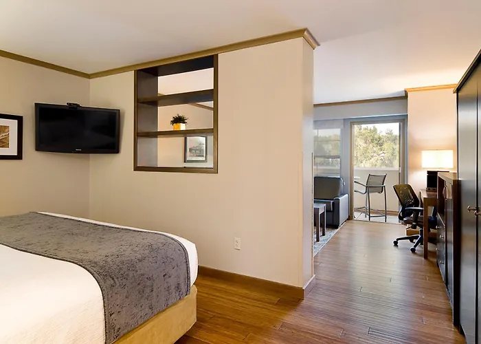 Clubhouse Hotel And Suites