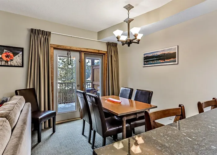 Spacious, Pet Friendly, Townhouse Hot Tub Perfect For Families!