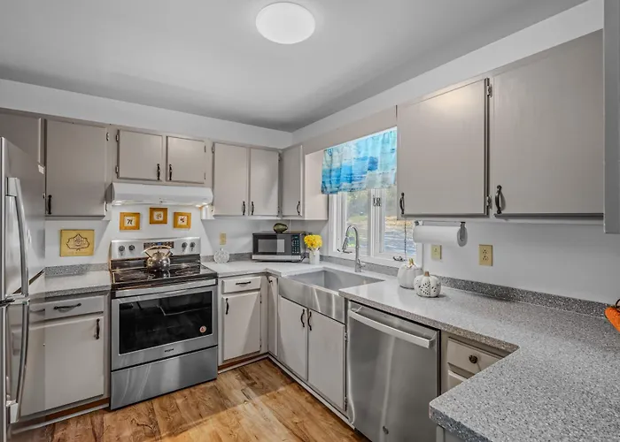 Serendipity -- Hot Tub - Pet Friendly - Fire Pit - Grill - Porch - Deck - Wifi - Pool Access - Games