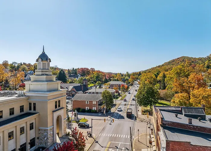 Serendipity -- Hot Tub - Pet Friendly - Fire Pit - Grill - Porch - Deck - Wifi - Pool Access - Games