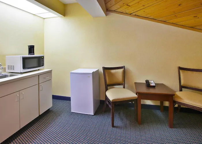 Quality Inn Marshall Near I-69