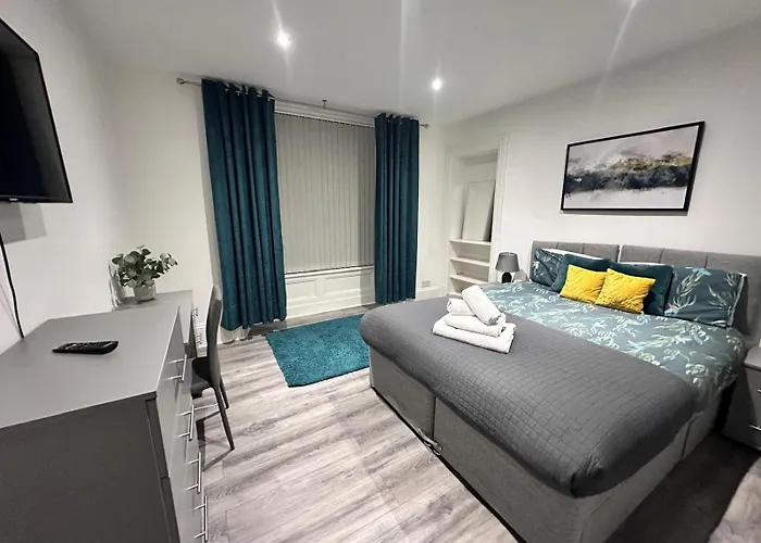 Bright City Apt - King Bed - Parking & Wi-Fi