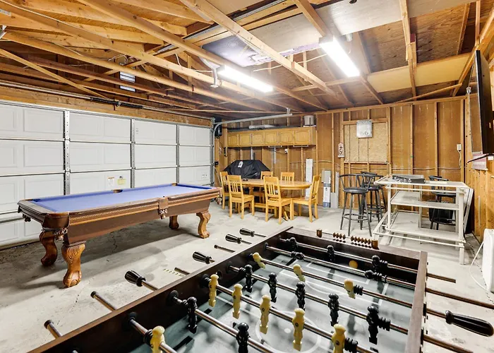 Updated Escape W/ Game Room 1 Block To River!