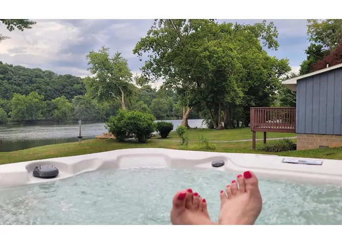 New River Riverfront , Hot Tub & Canoes, Trophy Muskie Fishing , Near Vt