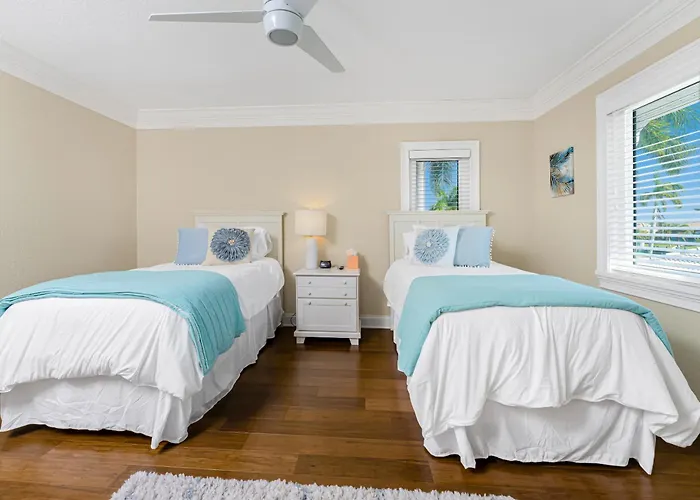 Villa Hibiscus-Waterfront-Free Heated Pool-Dock-Bikes-Other Amenities