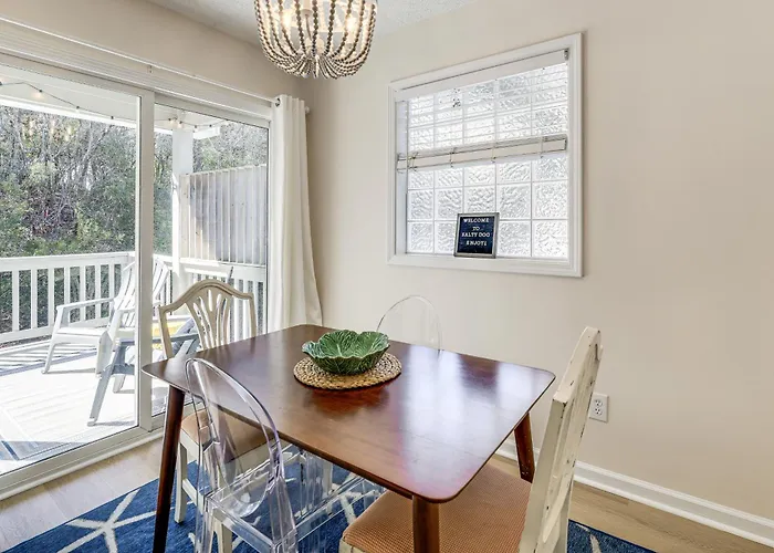 Well-Equipped Emerald Isle Townhome: Pets Welcome!