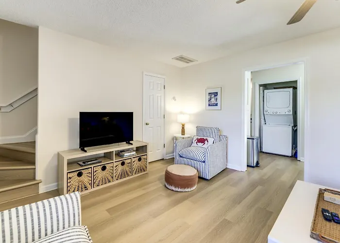 Well-Equipped Emerald Isle Townhome: Pets Welcome!