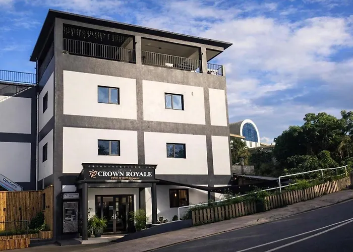Crown Royale Hotel & Lounge