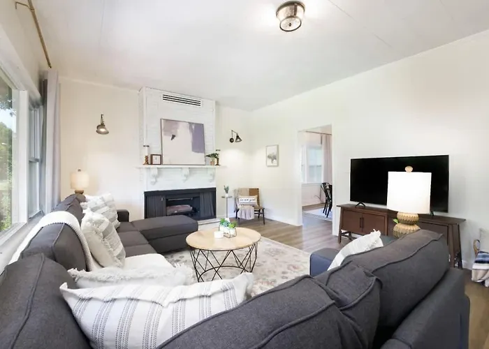 5 Bedroom Home Walking Distance To Beach