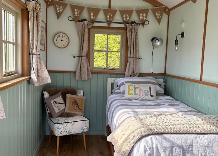 Shepherds Huts Tansy & Ethel In Rural Sussex