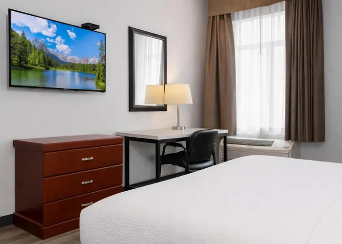 Signature Stay Inn & Suites - Downtown Hamilton