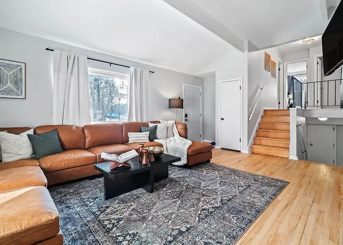 Hot Tub, Game Room, 4 Bedrooms, Gorgeous Remodel
